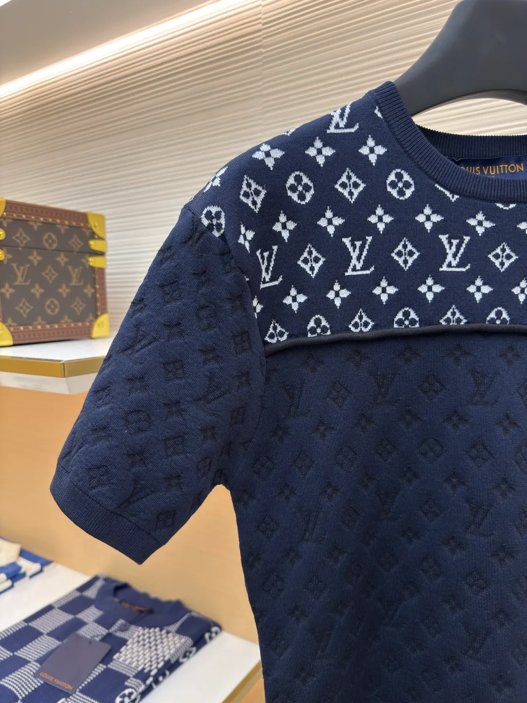 LOUIS VUITTON Knitted Jacquard Short Sleeves [Women's Wear] ●Authentic product: Purchased and developed by 15222 ●Item number: 1680362-A45 ●Fabrics: pure cotton fabric ●Technology: knitted jacquard production ●Version: fitted version ●Weight: about 260 grams ●Size: S-M-L ●Description: High-count and high-density mulberry silk blended fabric, woven using double-sided jacquard technology. The entire fabric has a full and three-dimensional texture. It is different from the common printing or patching treatments on the market. The entire fabric has the presbyopia pattern embedded into the yarn structure during the weaving process. The pattern truly comes with the weaving and is not superimposed in the later stage. The pattern has a strong three-dimensional effect, does not fade, fall off or crack after long-term washing. It feels soft and stiff, and has a stable and advanced texture. , the lower part is treated with high-temperature shaping and embossing. Through the layered changes of light, shadow and tissue, it shows a low-key and exquisite Logo shading. It looks pure and calm from a distance, and rich in details when seen up close. The overall wiring is straight and delicate, the fabric is comfortable and soft, and the color is consistent without color difference. It can be matched with the same style to create a fashionable look and control various occasions. Customized accessories, complete with three standards, same style for men and women!